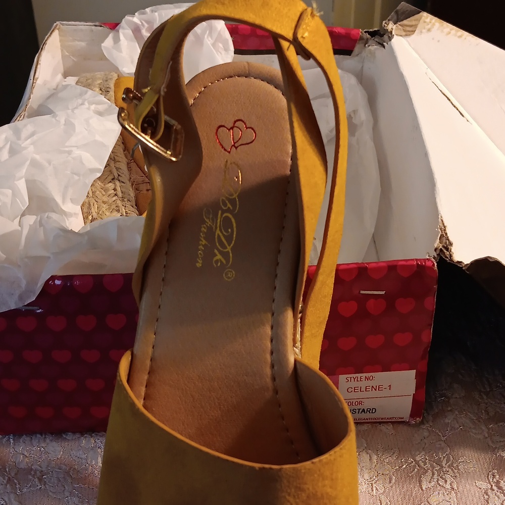 Beachy Golden Espadrilles size 10 - Picture 2 of 10